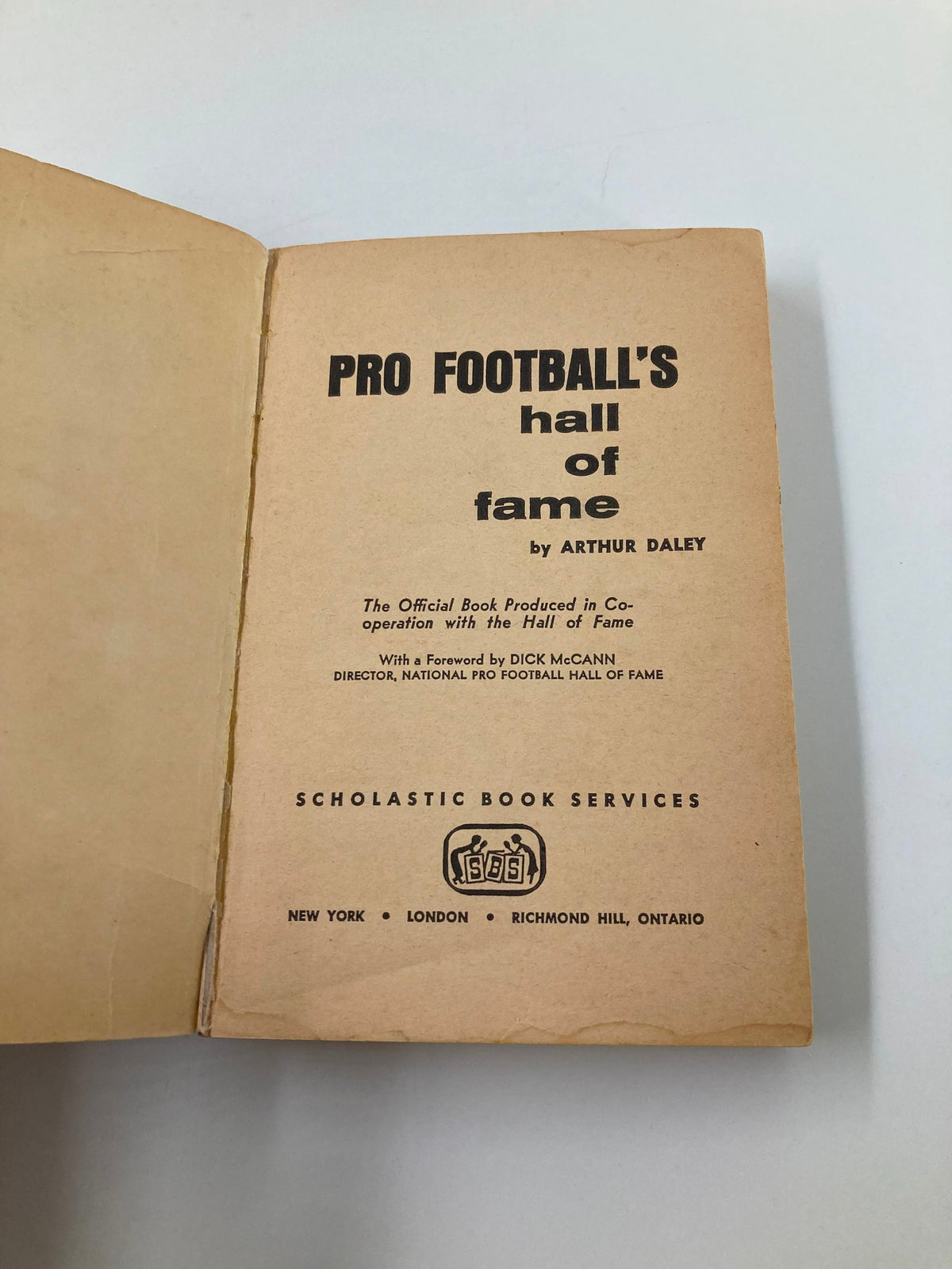 Inside cover page of Vintage 1963 Pro Football's Hall of Fame by Arthur Daley, showing title and publication details.