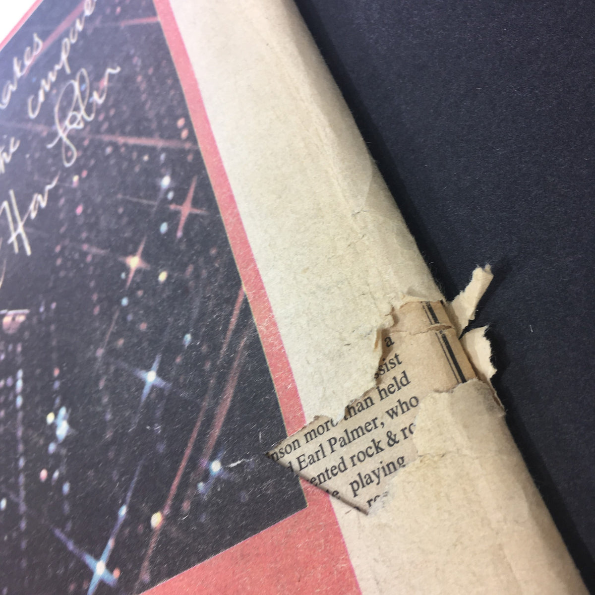 Detailed view of the torn edge of the vintage Rolling Stone Magazine June 19 1975, highlighting its acceptable condition and distinctive wear.