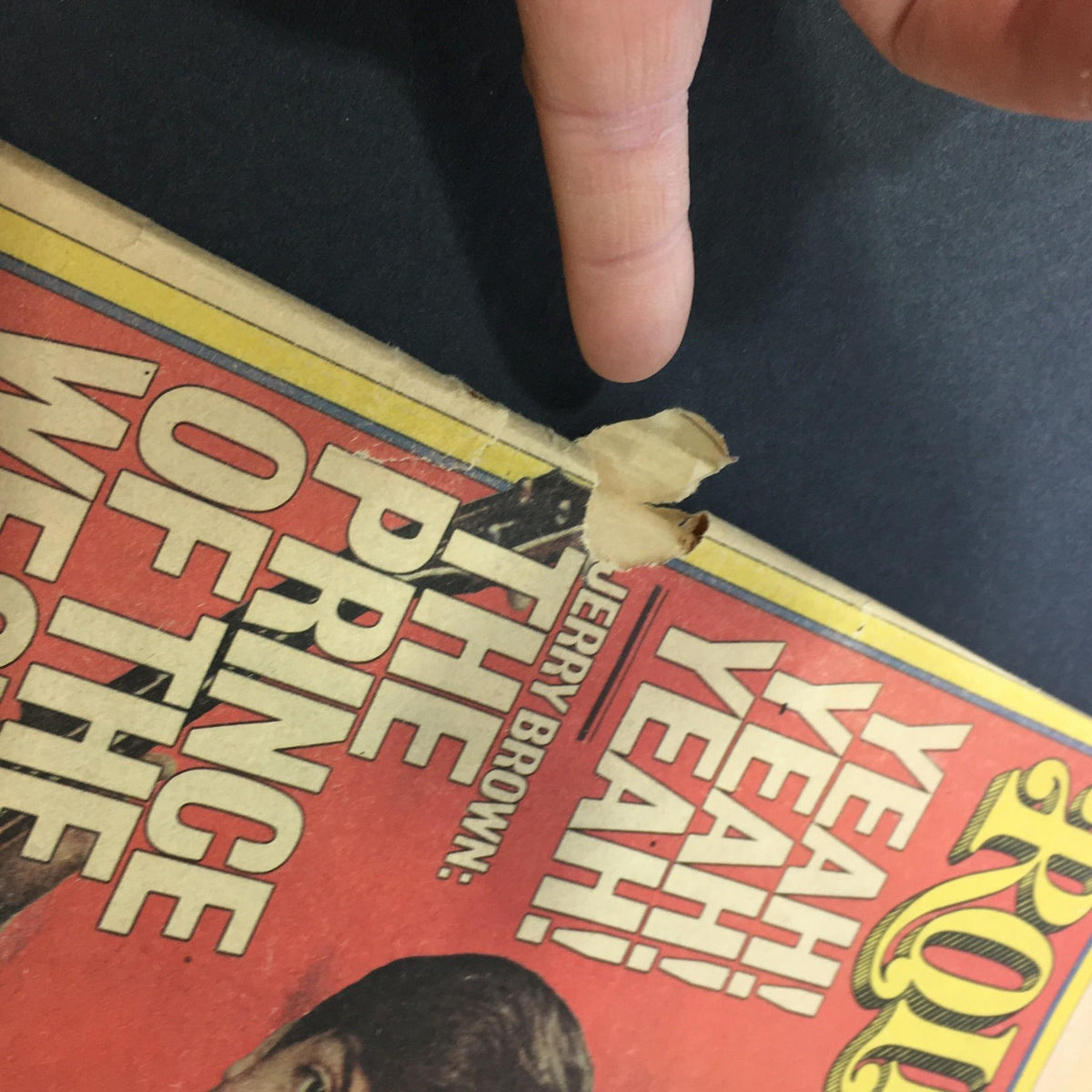Close-up of the damaged corner of VTG Rolling Stone Magazine July 15 1976, highlighting its vintage condition.