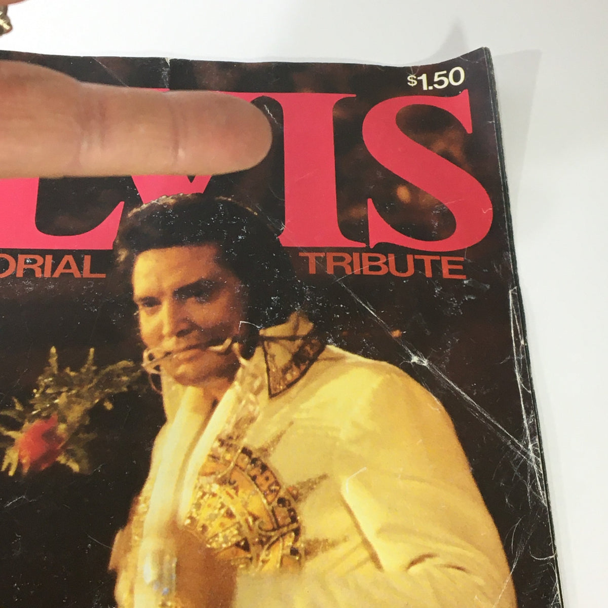 Cover of VTG 1977 Elvis Presley A Pictorial Tribute featuring an image of Elvis on stage, holding a microphone with a floral decoration in his mouth.