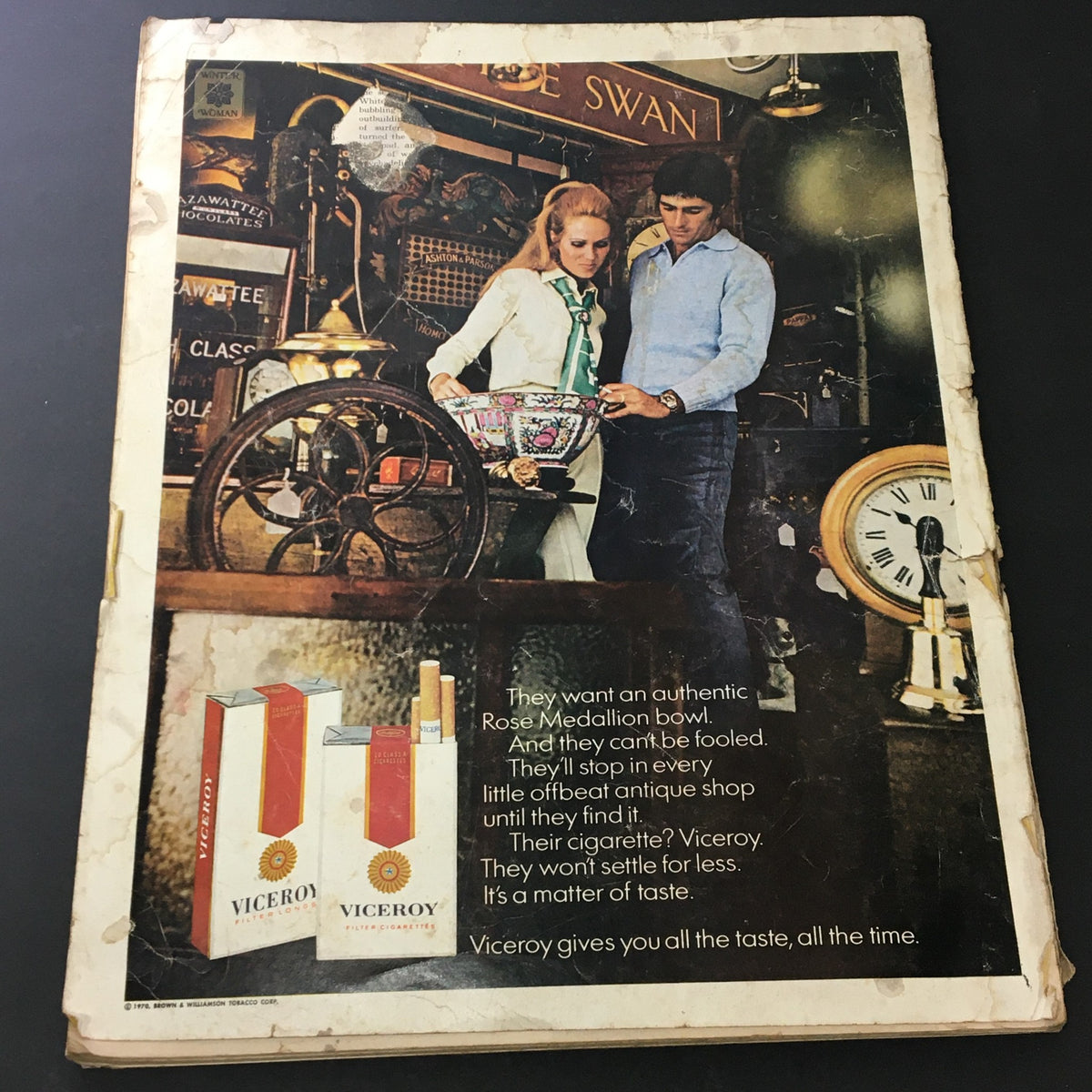 Cover of VG Journal Magazine January 1971 featuring a couple examining antiques with Viceroy cigarette advertisement in the foreground, showcasing vintage lifestyle.