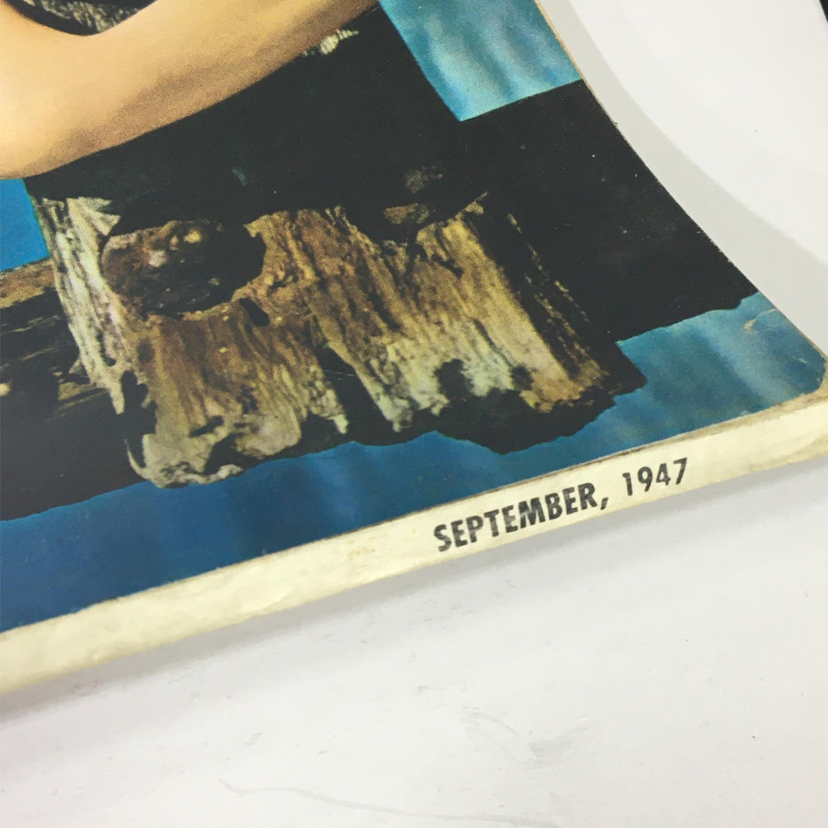 Detail of the Popular Photography Magazine September 1947 Vol 21 #3 cover showing the month and year along with a beach scene.