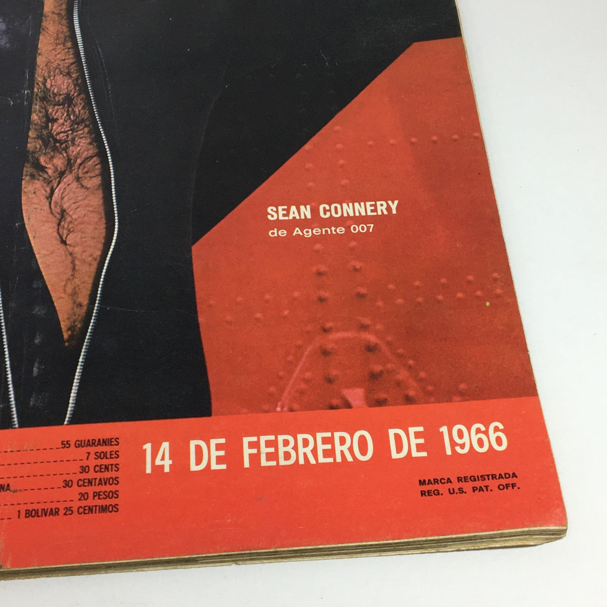 Cover of VTG Life Magazine February 14 1966 featuring Sean Connery as James Bond, Spanish Edition. The design showcases a striking image of Sean Connery with the publication date prominently displayed.
