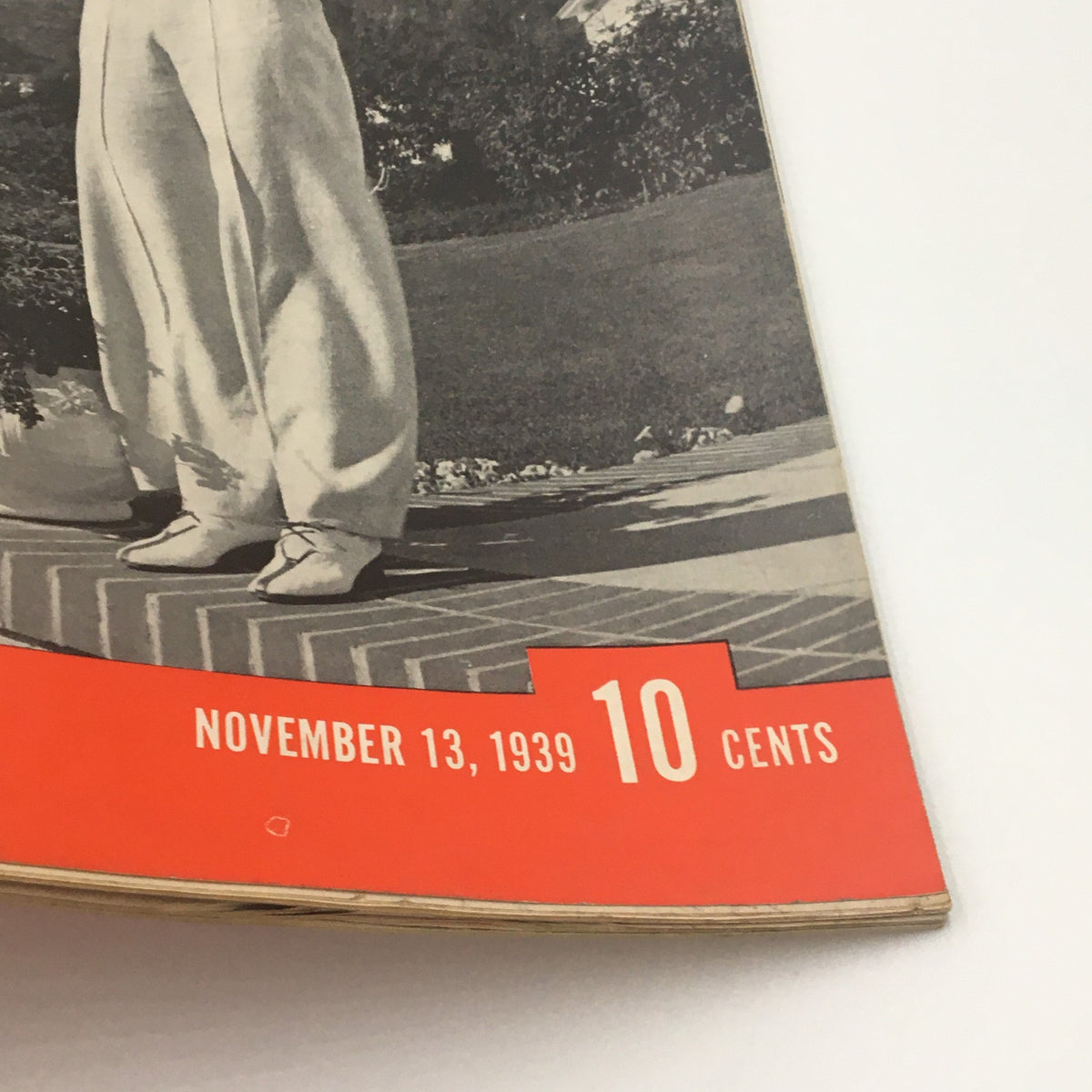 Detail shot of the bottom corner of the VTG Life Magazine November 13 1939, highlighting the publication date and price.