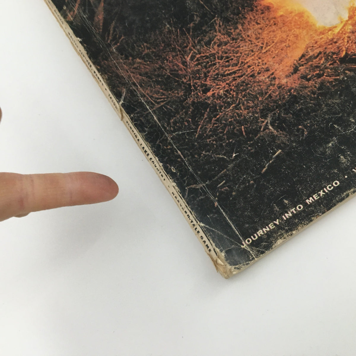 Close-up of the side edge of the VTG Holiday Magazine November 1959, pointing out wear and tear.