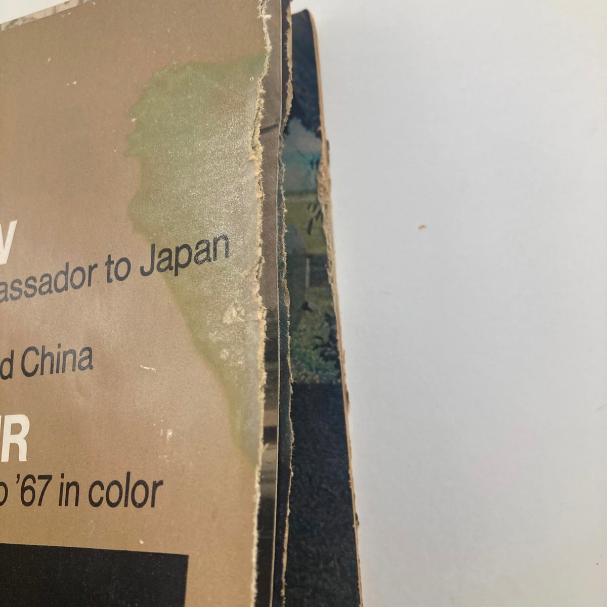 Close-up of the side edge of the VTG Look Magazine April 4 1967 Vol 31 No. 7 Jackie Kennedy cover, showing wear and creases.