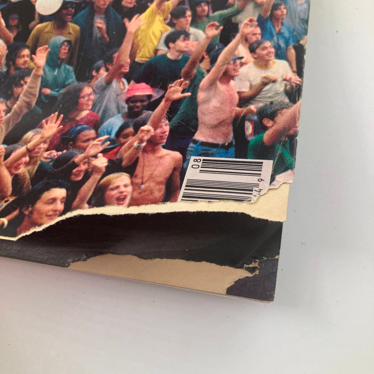 Close-up of the damaged corner of the VTG Life Magazine August 1989, showing wear typical of vintage publications.