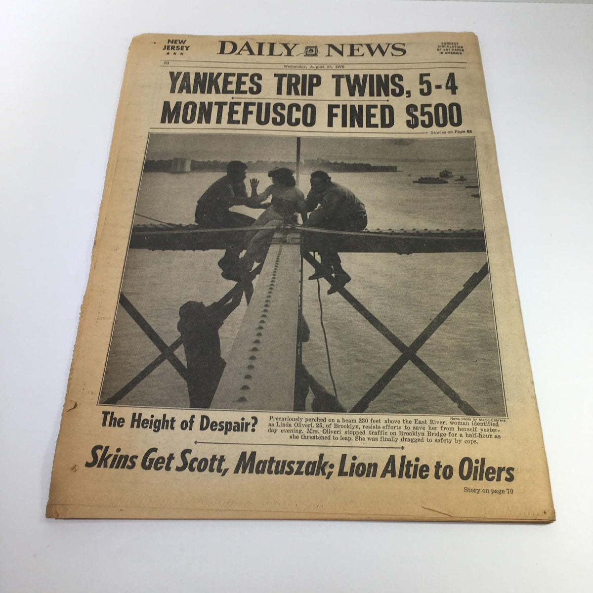 NY Daily News from August 25, 1976: Front page displaying 'YANKEES TRIP TWINS, 5-4 MONTEFUSCO FINED $500' with an image of construction workers on a beam.