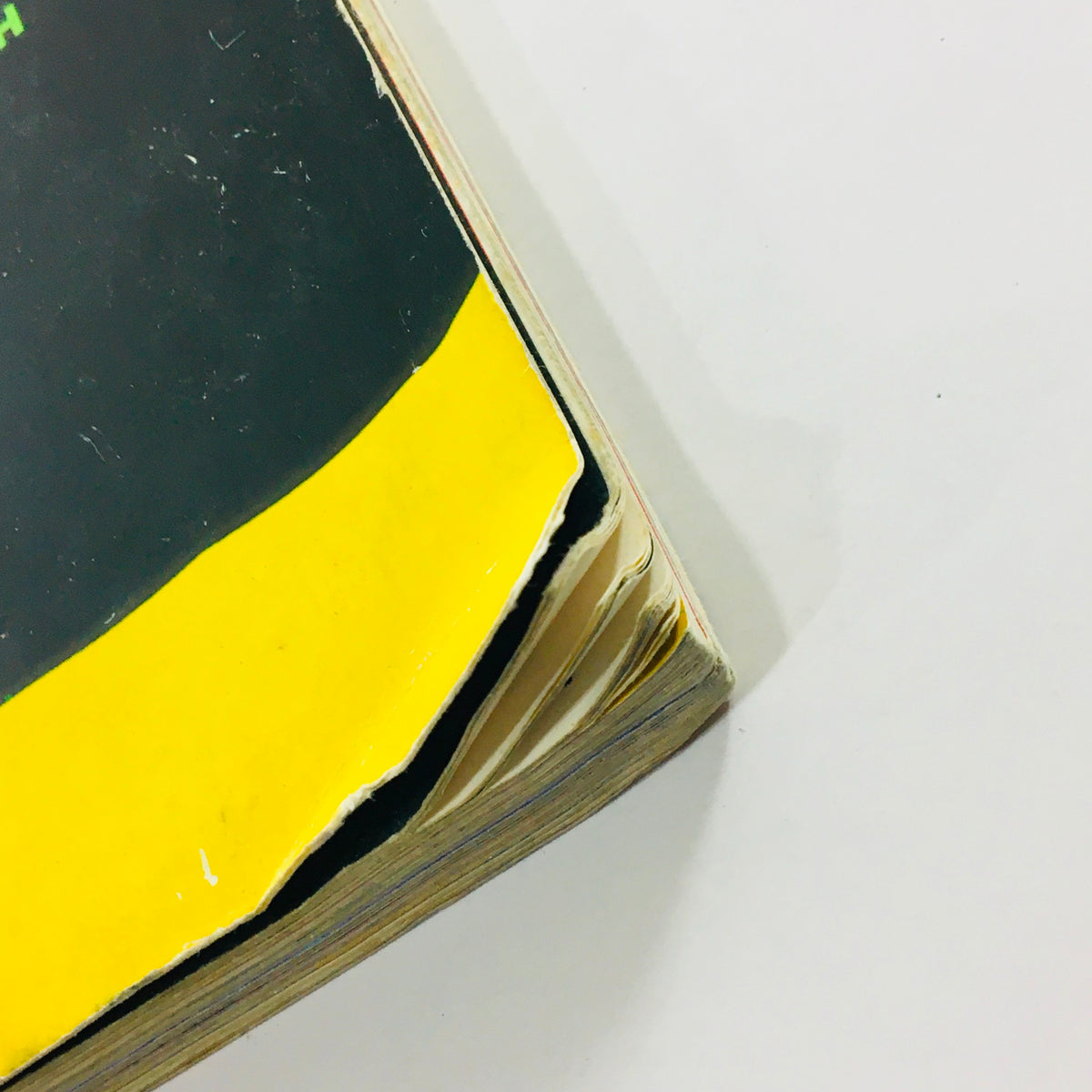 Close-up of the edge of Wired Magazine May 1995 Vol 3 #5 showcasing minor wear and tear, reflecting its vintage condition while emphasizing its collectible nature.