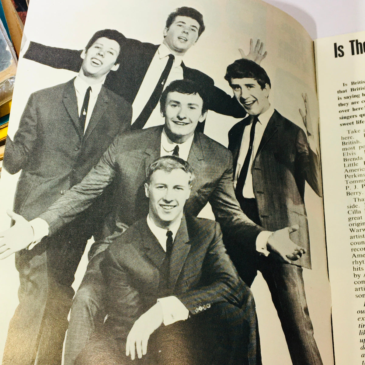 Interior page of VTG Pop Weekly Magazine June 1964 #44 showcasing a photo of The Searchers, a popular band from the 1960s.