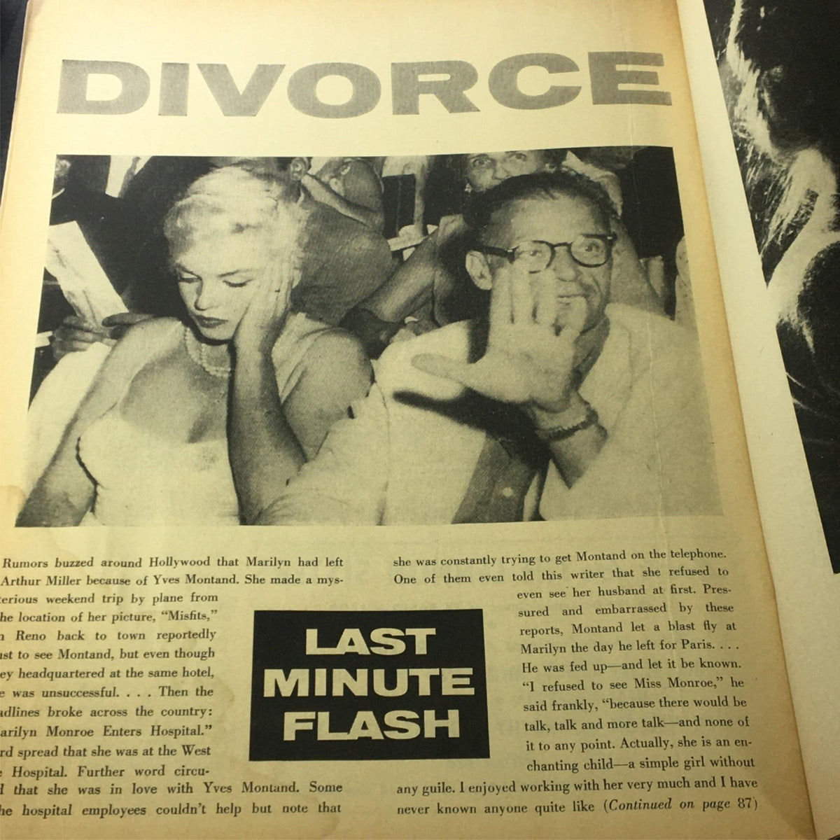 Photoplay Magazine December 1960 featuring Marilyn Monroe with the headline 'DIVORCE.' The magazine highlights Hollywood gossip and dramatic events. Perfect for collectors of vintage magazines.