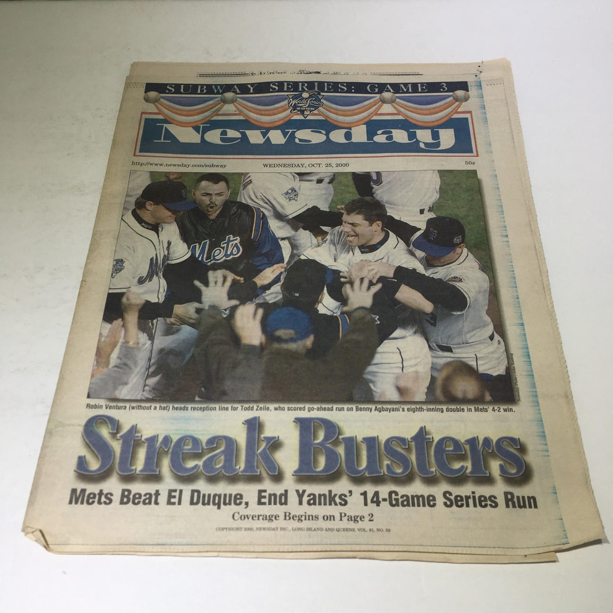 October 25, 2000 Newsday newspaper featuring the headline 'Streak Busters' about the Mets beating El Duque to end the Yankees' 14-game Series run.