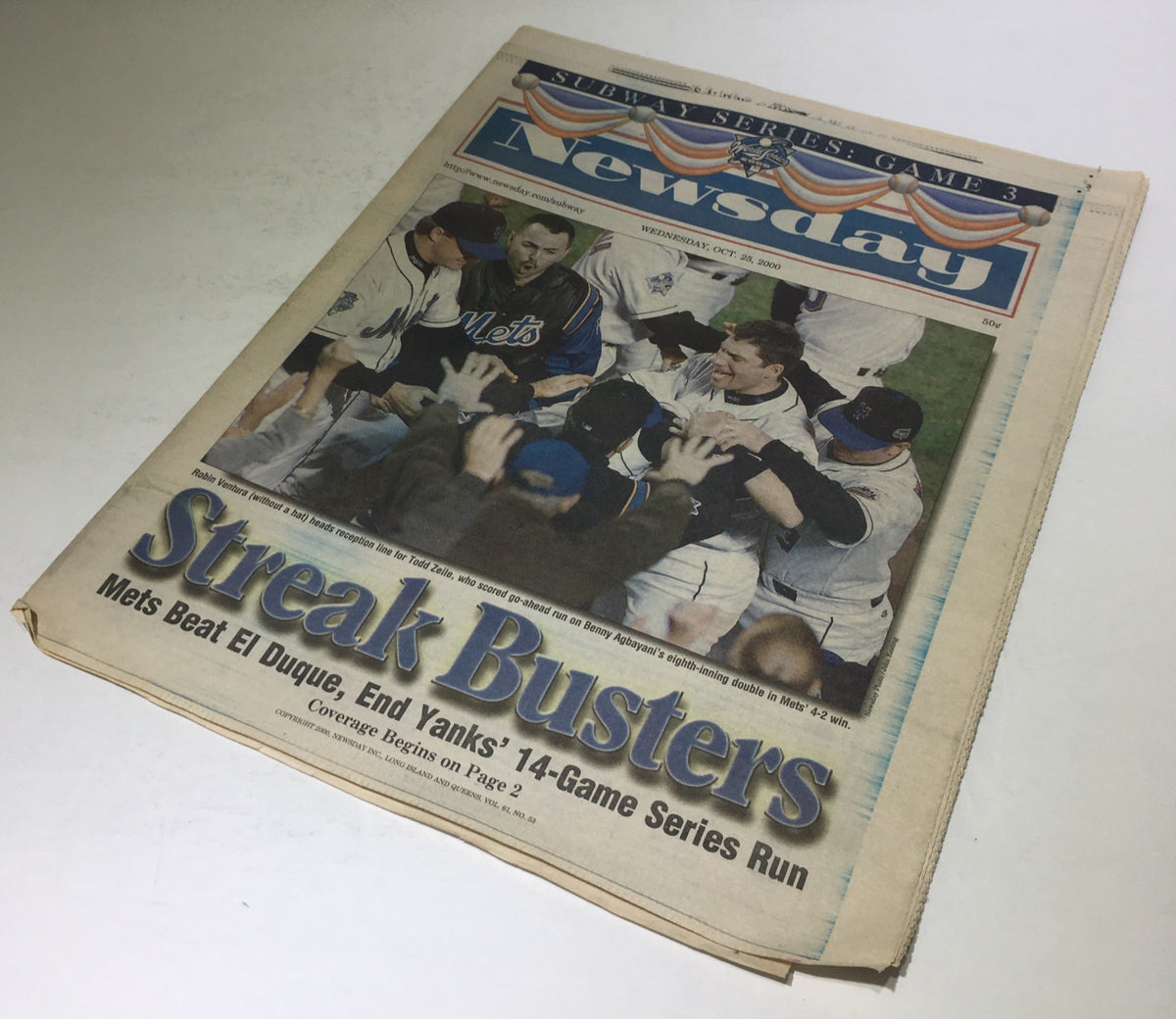 Another view of the Newsday newspaper from October 25, 2000, displaying the headline 'Streak Busters' about the Mets defeating El Duque, concluding the Yankees' 14-game Series run.