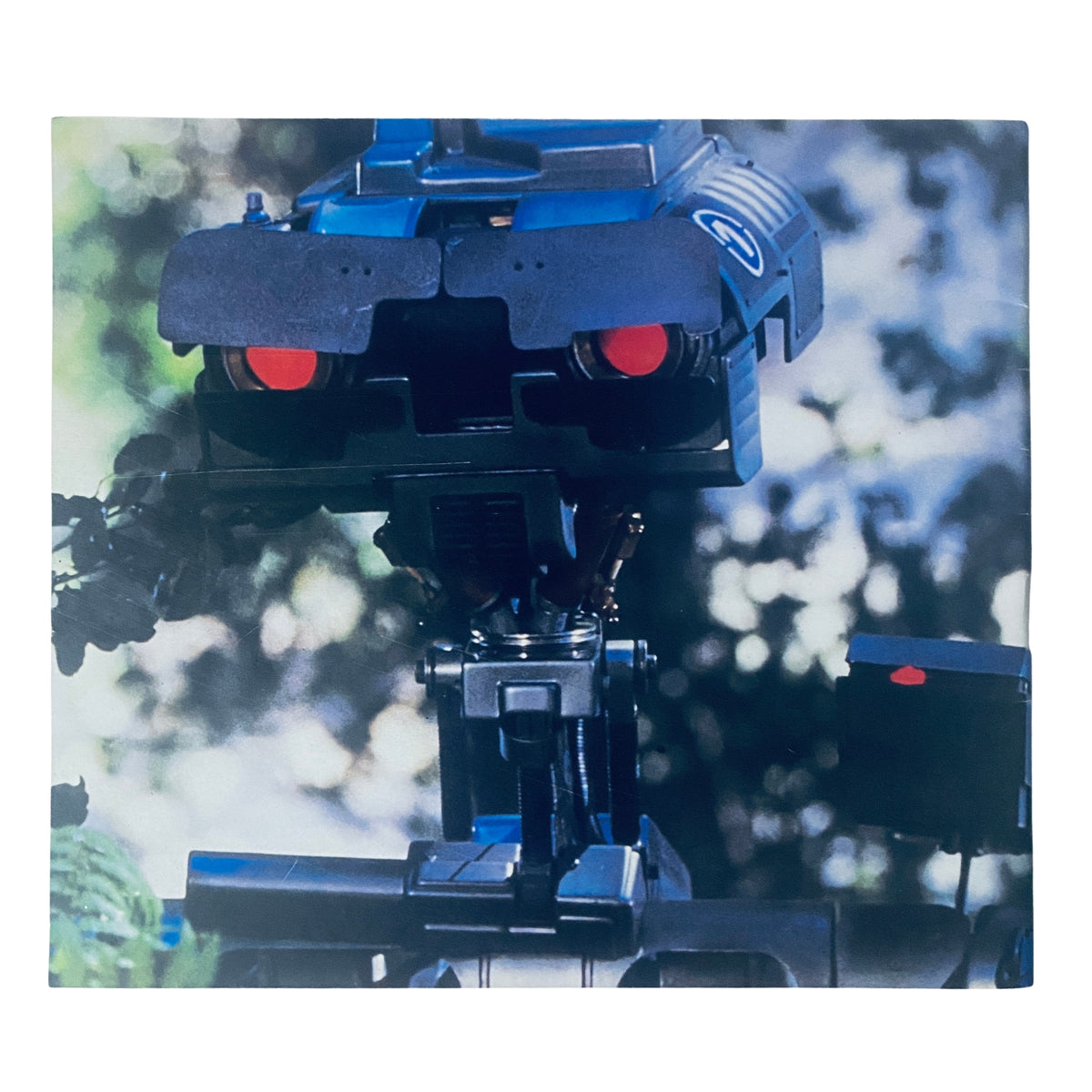 Back cover of Cinefex Magazine November 1986 No. 28 depicting the robotic character Johnny Five from Short Circuit, highlighting its expressive design and features.