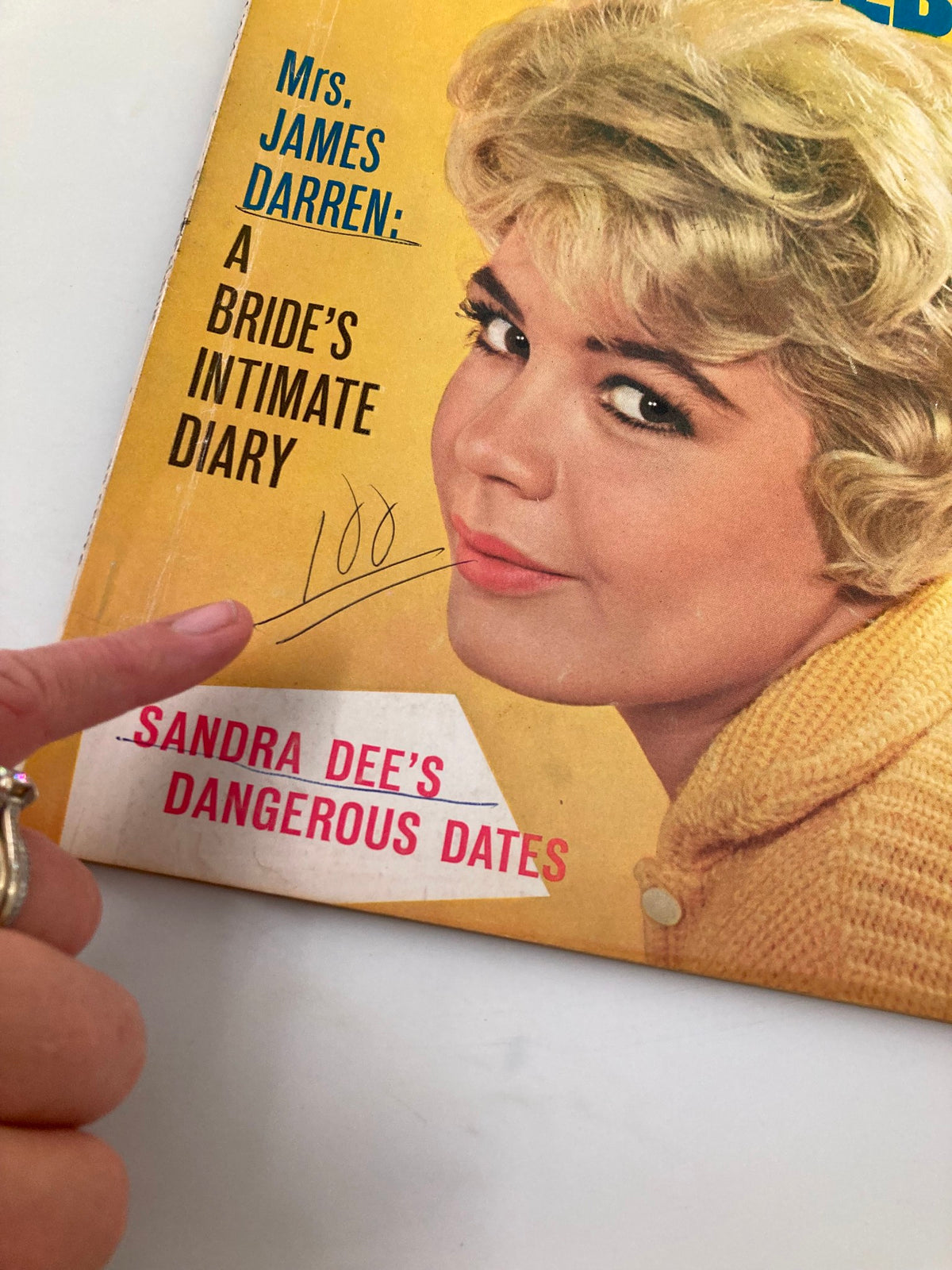 Close-up of VTG Screen Album Magazine May 1960 cover showing Mrs. James Darren and Sandra Dee along with the note '100'.
