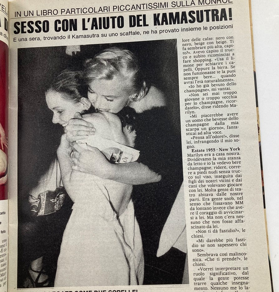 A black and white photo from the VTG Novella 2000 Magazine 1992 #25 depicting two women, including Marilyn Monroe, sharing a playful moment, accompanied by text about intimacy and relationships, in Italian.