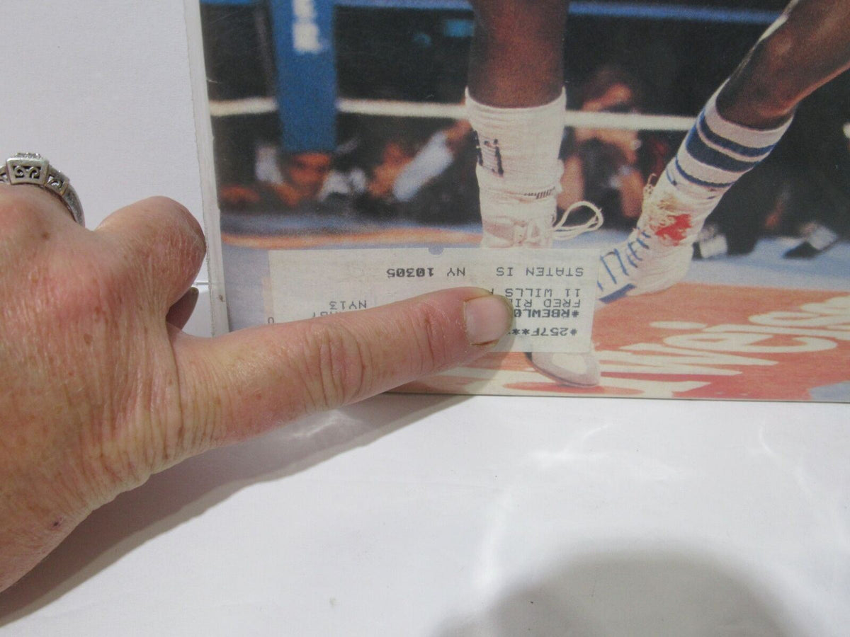 Close-up of the Sports Illustrated March 24 1986 magazine, highlighting the label and details of the boxing match between Marvin Hagler and John Mugabi.
