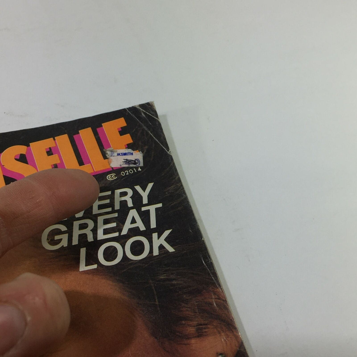 Close-up view of the top corner of VTG Mademoiselle Magazine: September 1981, illustrating a sticker label on the cover with the tagline 'VERY GREAT LOOK' visible.