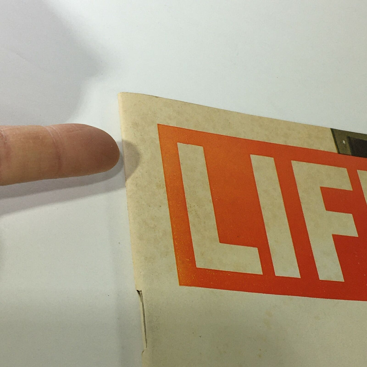 Close-up detail of the corner of the VTG Life Magazine August 25, 1972, showing minor wear and the iconic 'LIFE' logo.