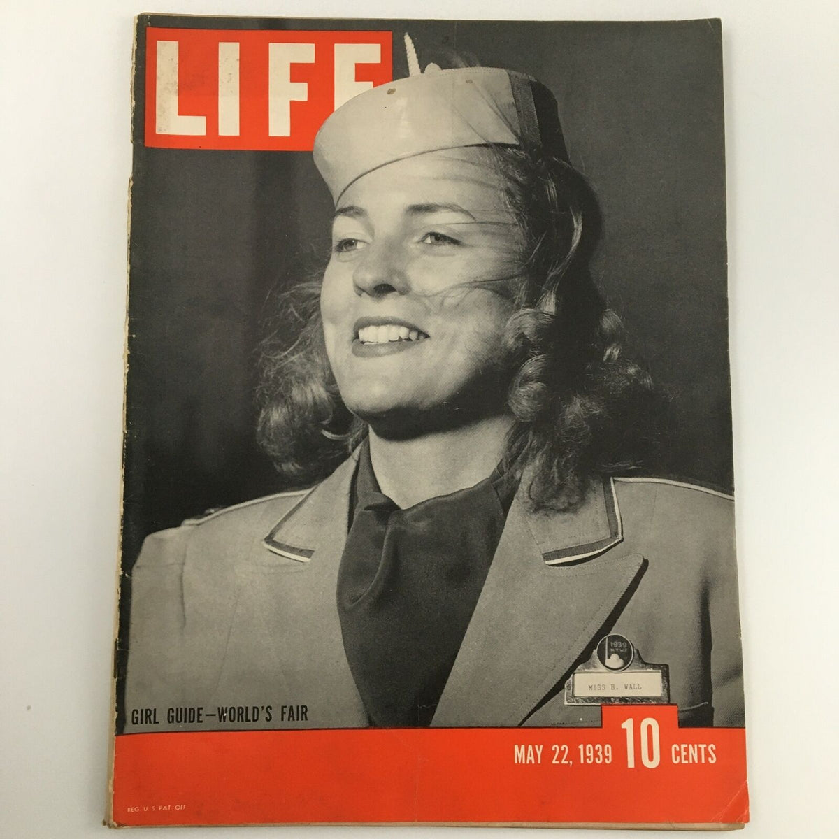 Cover of VTG Life Magazine from May 22, 1939 featuring the Girl Guide edition and a smiling woman in a uniform, highlighting the World's Fair.