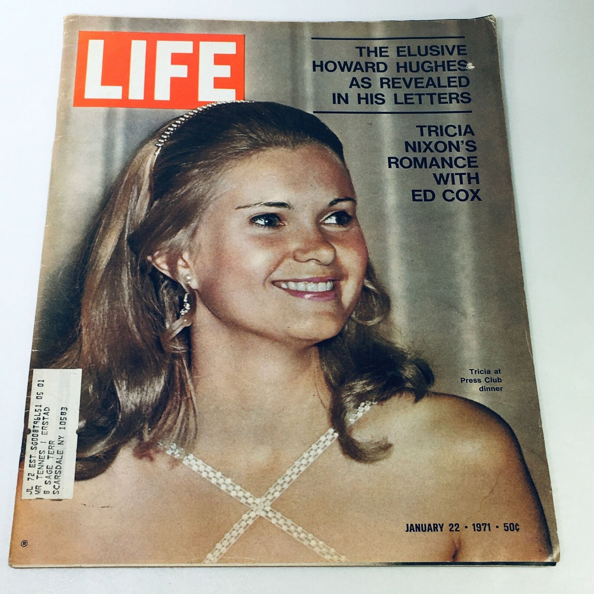 Cover of VTG Life Magazine January 22, 1971 featuring Tricia Nixon smiling at a press club dinner, with headlines about Howard Hughes and her romance with Ed Cox.