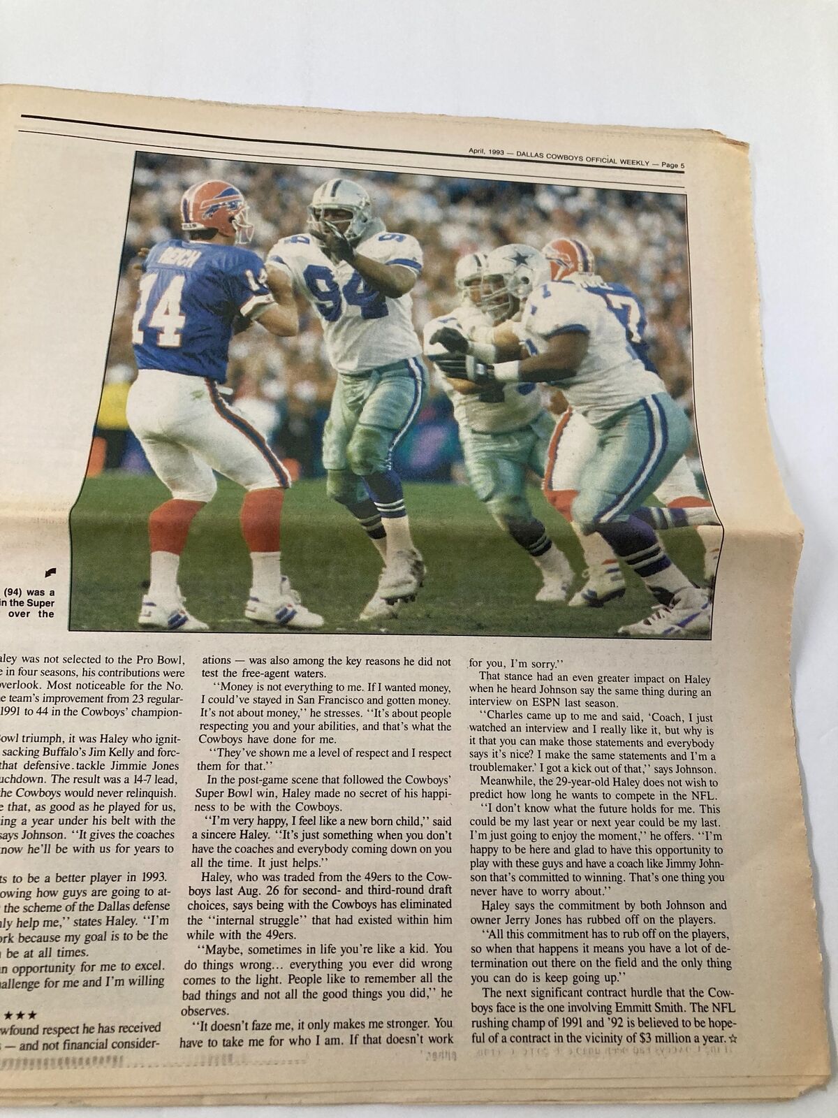 Game action photo included in the Dallas Cowboys Weekly Newspaper, April 1993, Vol 19 #3, showcasing the Dallas Cowboys during a match.