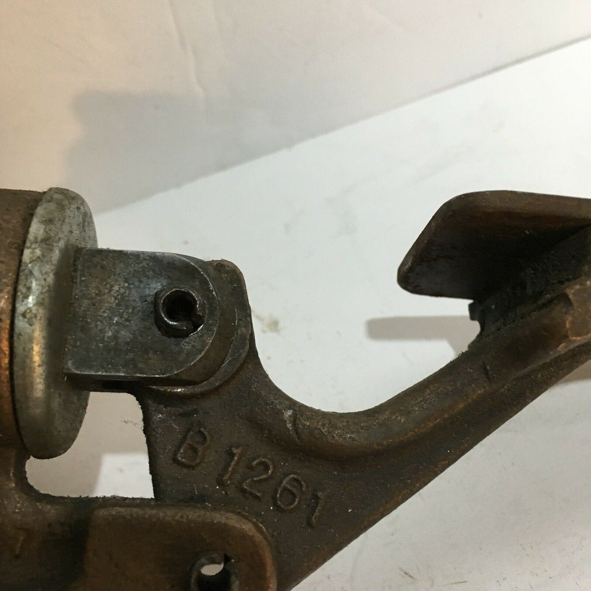 Detailed view of the NEW BELLOWS VALVAIR MANUAL VALVE 15-24-50A with the engraved code B1261 on the valve mechanism.