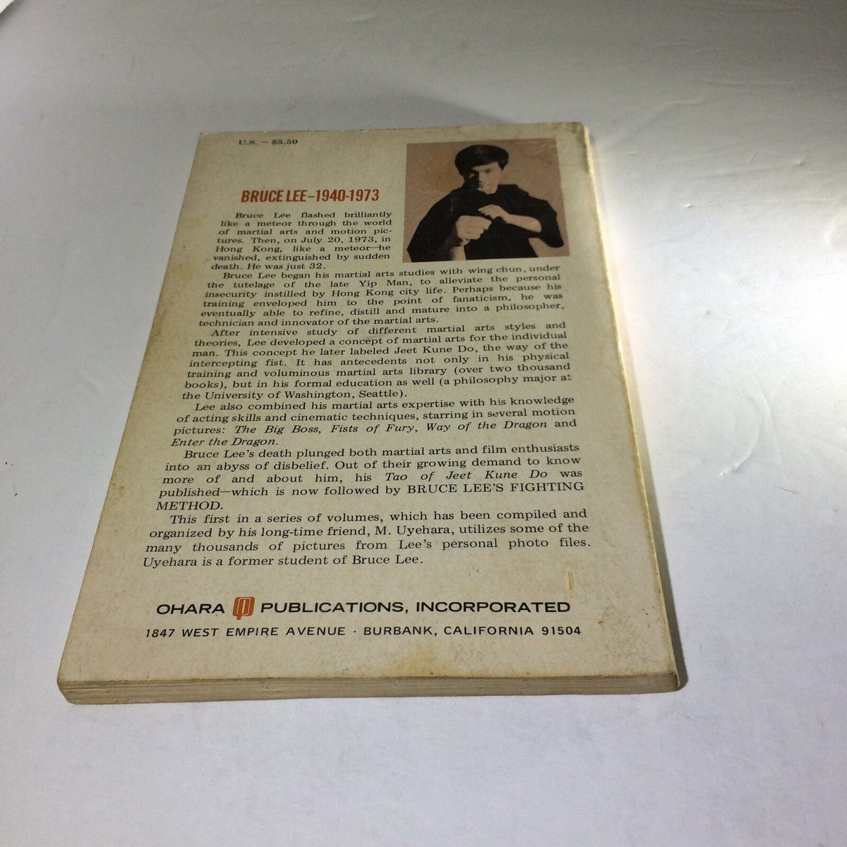 Back cover of '1976 Bruce Lee’s Fighting Method Self-Defense Techniques' with biography details about Bruce Lee.