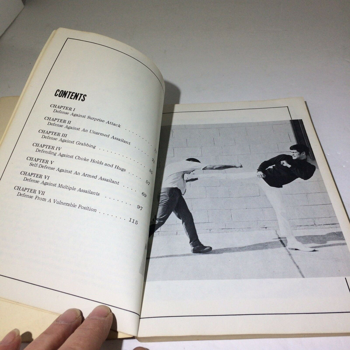Interior view of '1976 Bruce Lee’s Fighting Method Self-Defense Techniques' displaying the table of contents outlining self-defense chapters.
