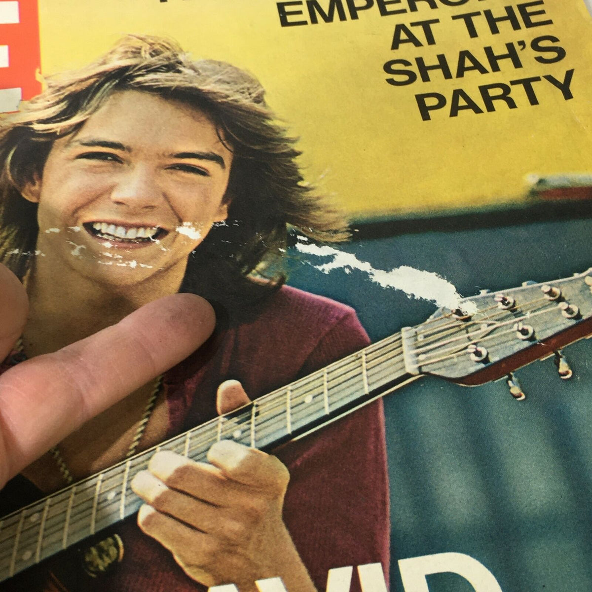 VTG Life Magazine Cover featuring David Cassidy smiling and playing guitar, October 29, 1971 edition.