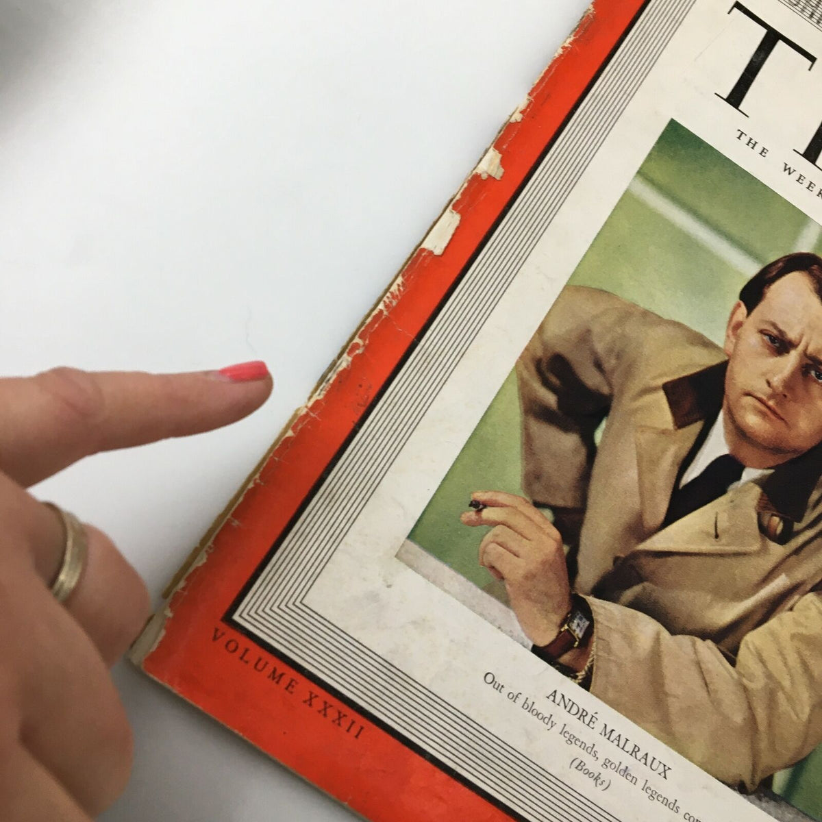 Close-up of the spine and corners of the VTG Time Magazine November 7 1938 Vol. 32 No. 19, highlighting minor wear and vintage charm.
