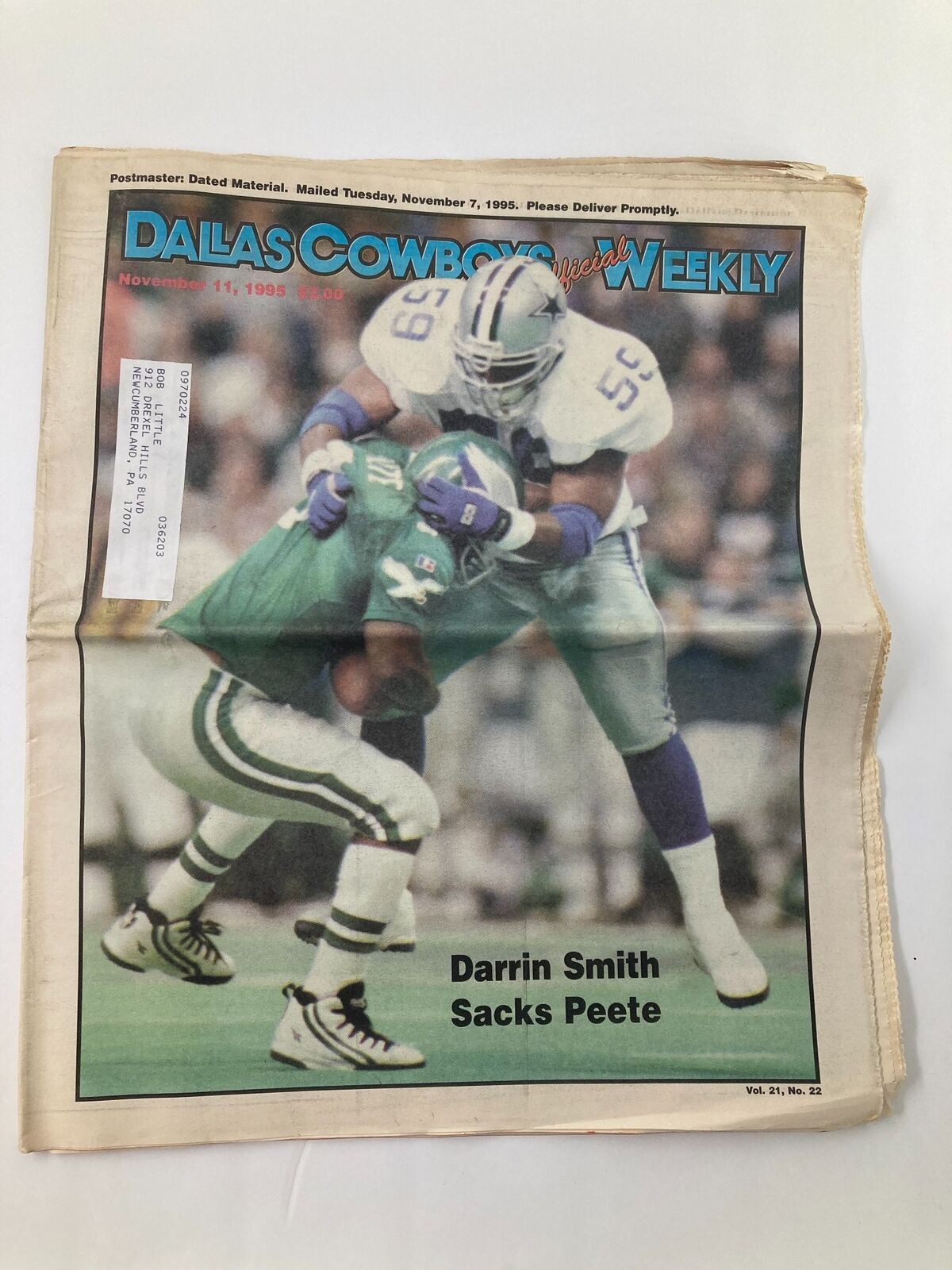 Dallas Cowboys Weekly Newspaper from November 11, 1995, featuring Darrin Smith tackling a player on the cover of Vol 21 #22.