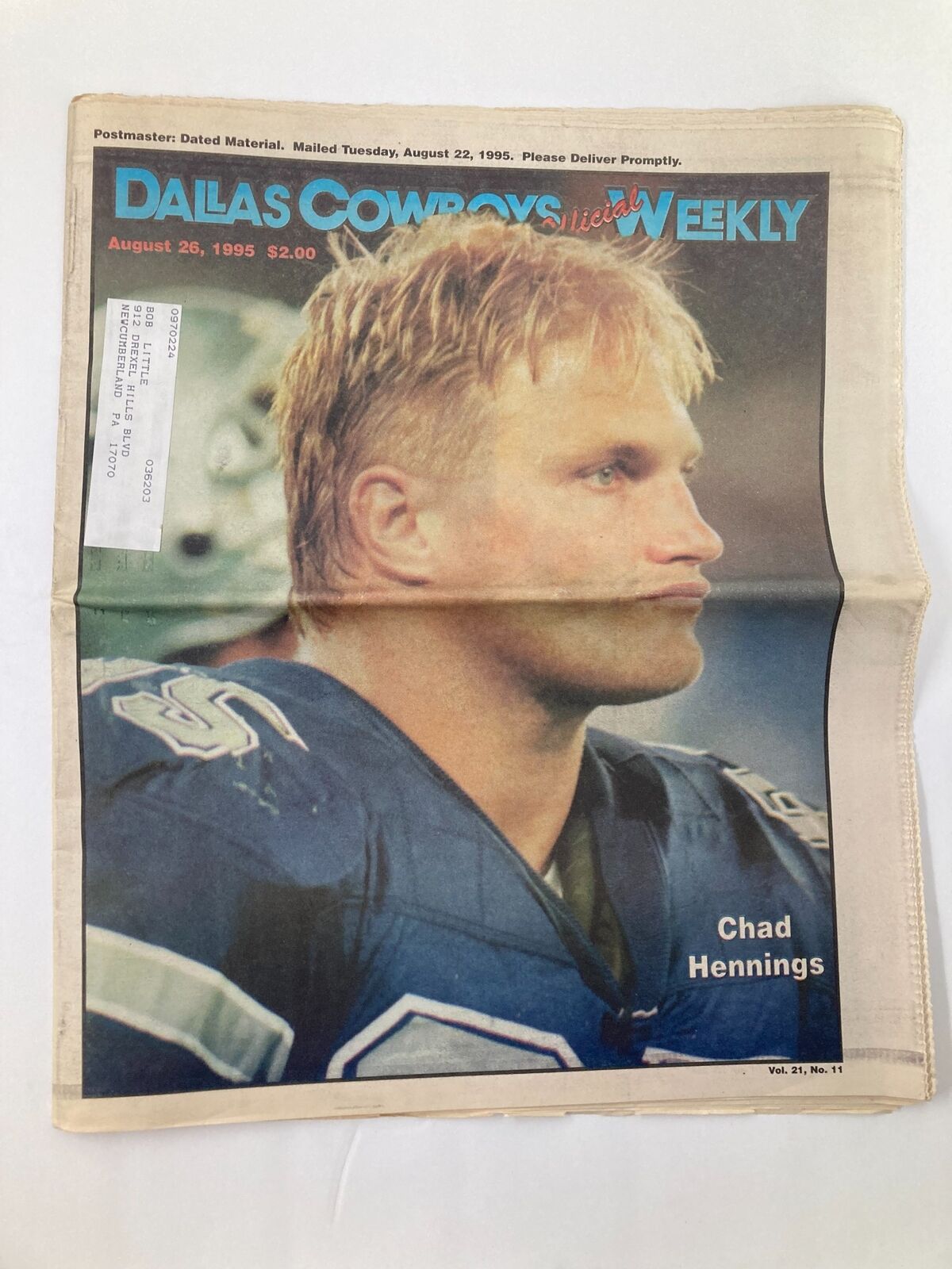 Dallas Cowboys Weekly Newspaper August 26 1995 Vol 21 #11 featuring Chad Hennings on the cover, showcasing a close-up of the player giving a determined look.