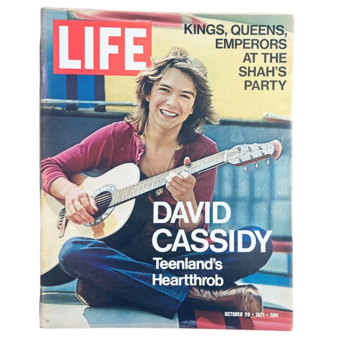 VTG Life Magazine October 29 1971 featuring David Cassidy on the cover, showcasing the heartthrob smiling with a guitar.