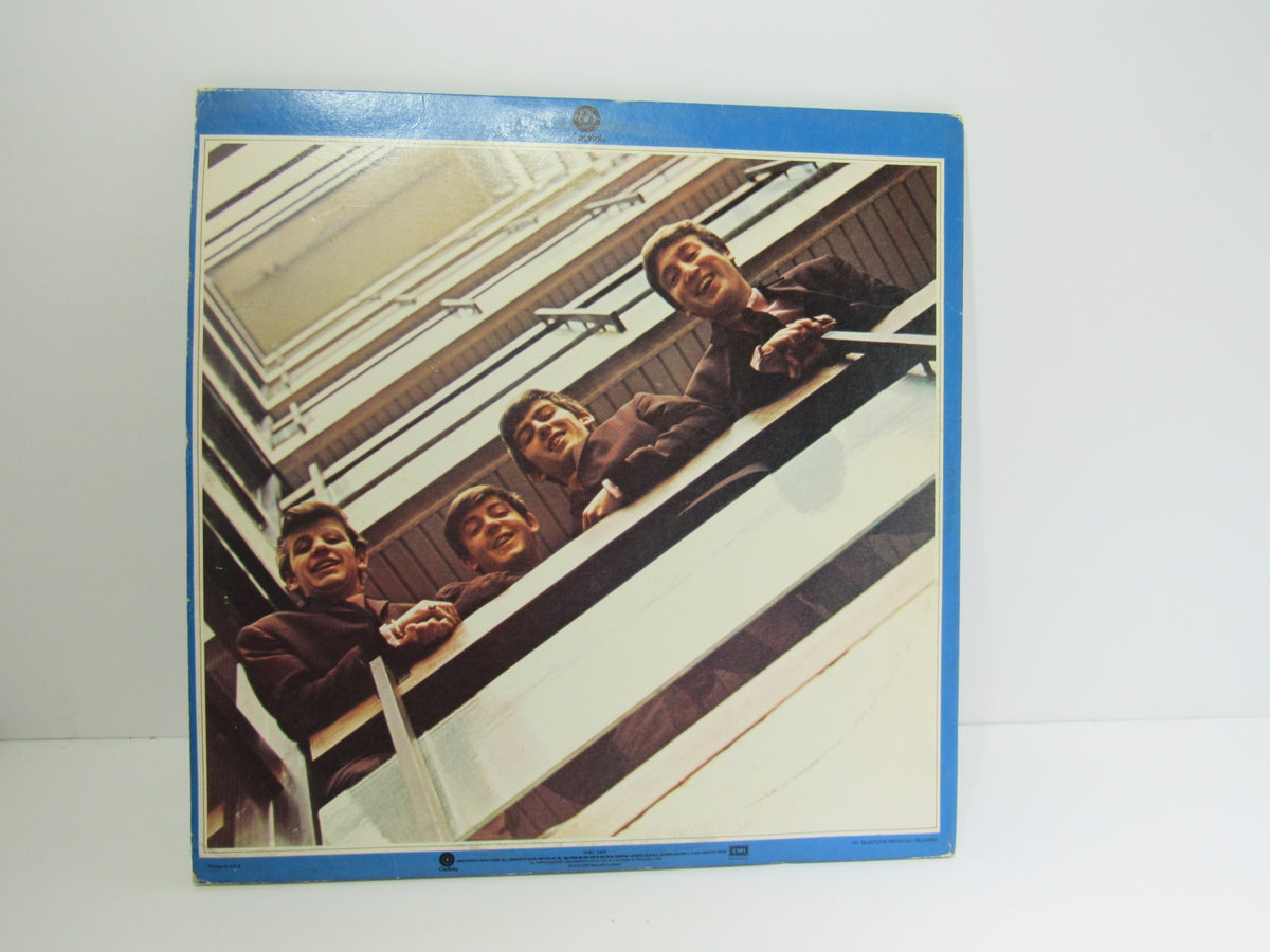 Back cover of The Beatles 1967-1970 Gatefold Sleeve 2X LP SKBO 3404, displaying a photo of the band members on a balcony.