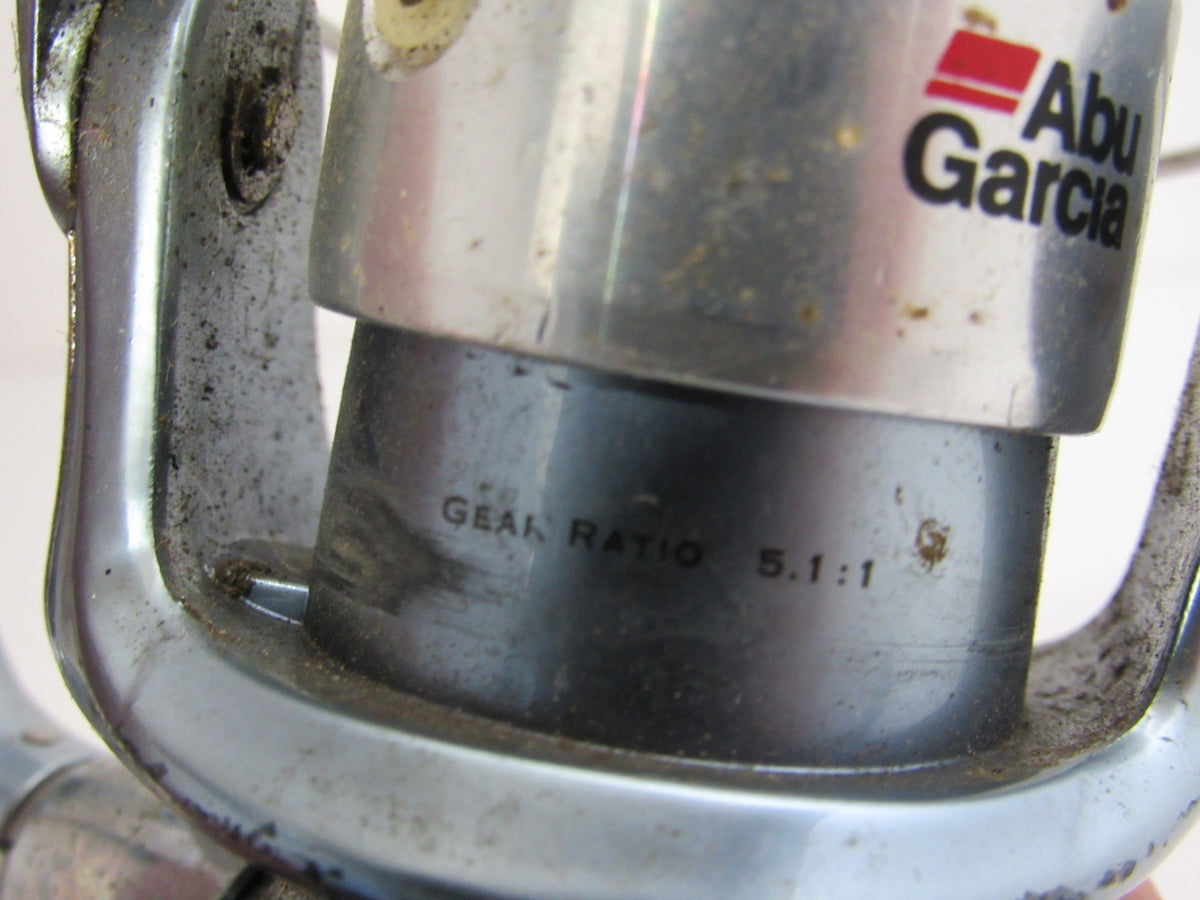 Close-up of the gear ratio specifications on the Abu Garcia Cardinal 6 Bearing Spinning Reel, emphasizing its 5.1:1 gear ratio.