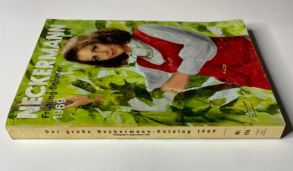Side view of the 1969 Neckermann Sommer Catalog highlighting its title and model depiction in a summer setting.