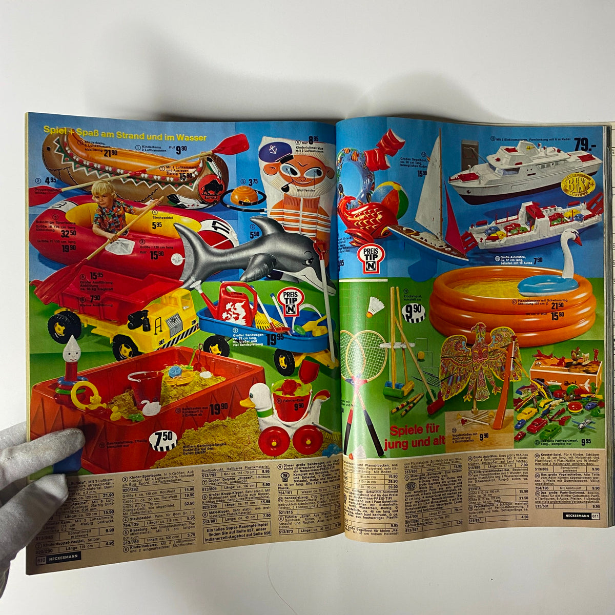 Fun toys and outdoor products illustrated in the 1974 Neckermann Sommer Catalog, showcasing summer play items for children, including beach and water toys, typical of the 1970s.