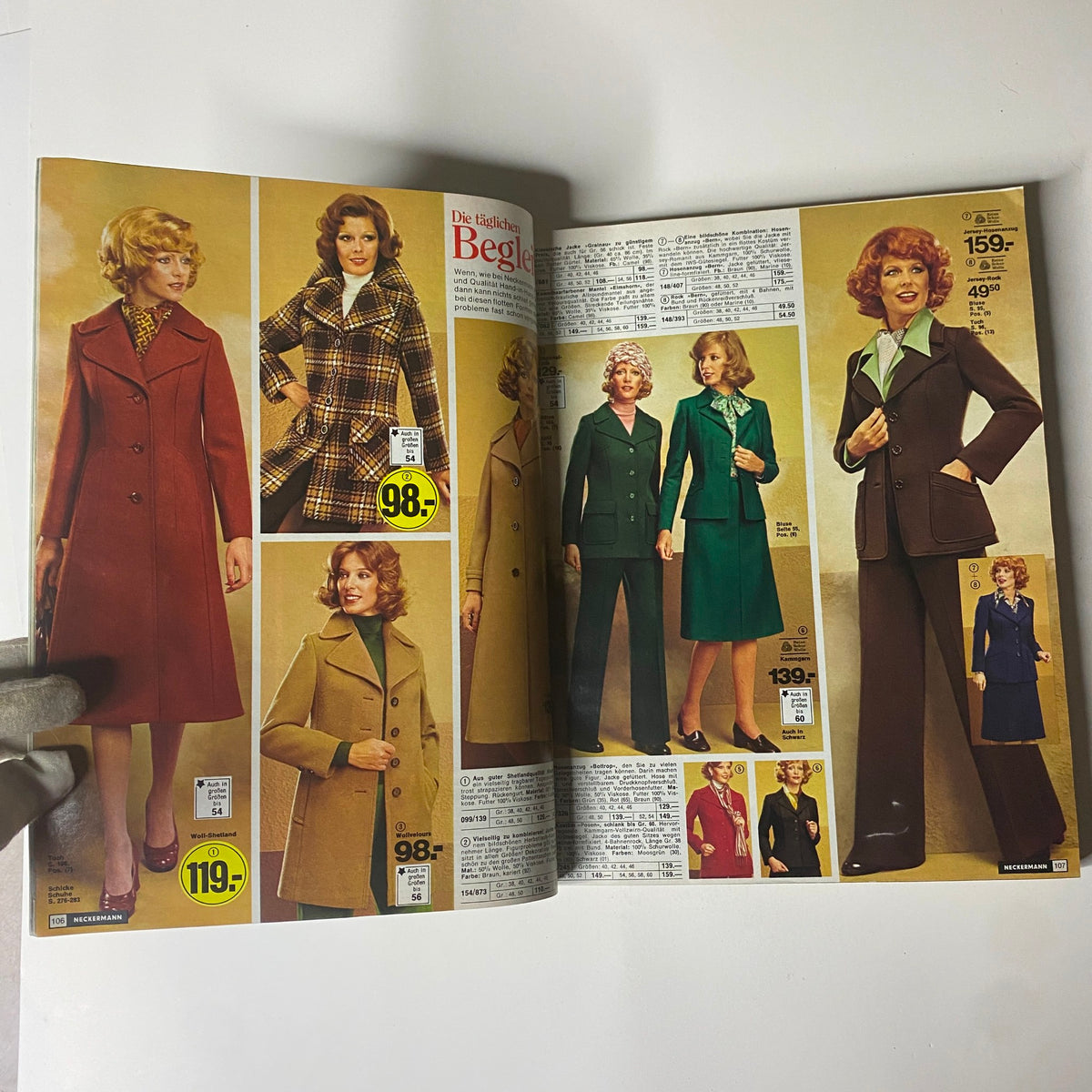 1975-1976 Neckermann Winter Catalog presenting women's coats and suits in vibrant colors, illustrating the classic styles of mid-1970s Germany.