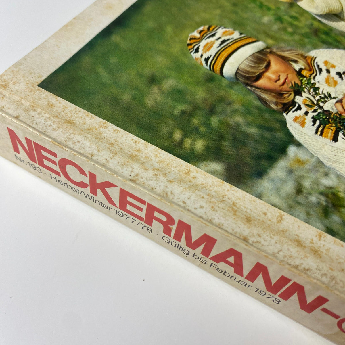 Close-up of the spine of the 1977-1978 Neckermann Winter Catalog showcasing the title and vintage design details.