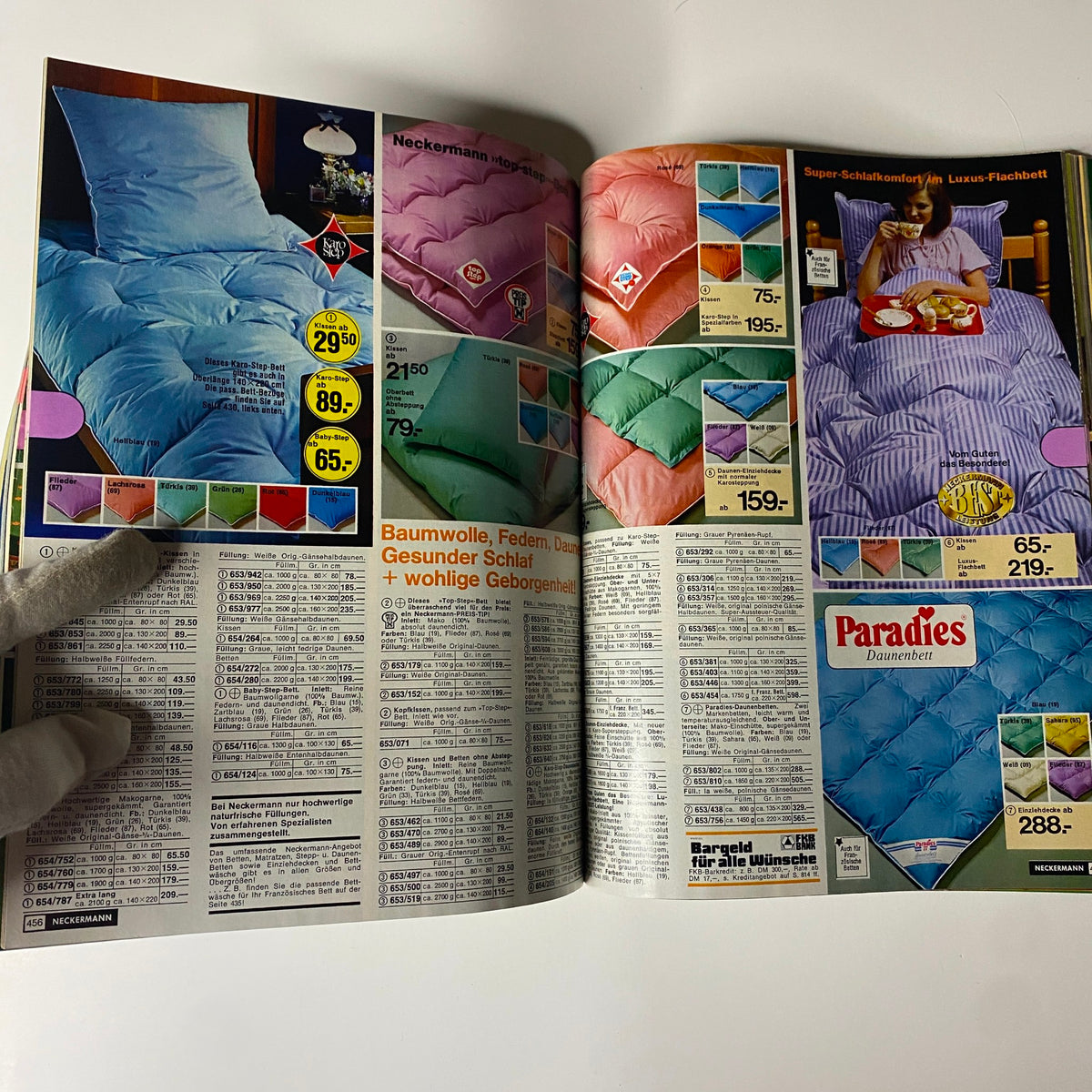 A spread from the 1976-1977 February Neckermann Winter Catalog featuring bedding options like blankets and quilts, emphasizing comfort and style.
