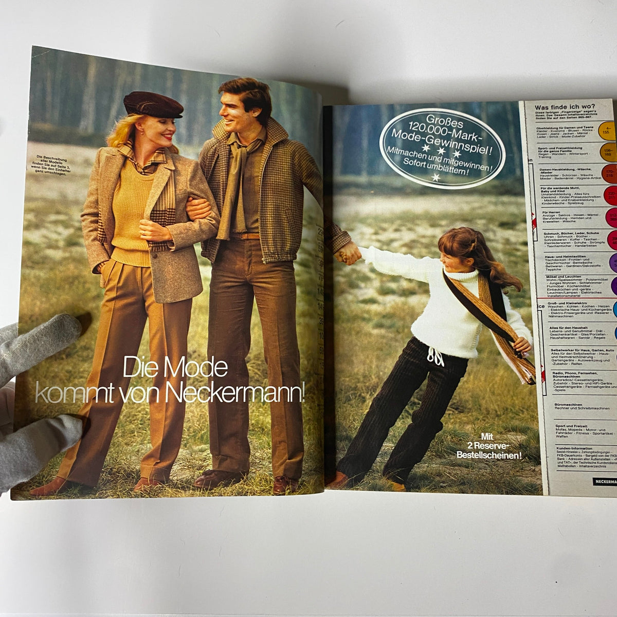 Inside spread of the 1978-1979 Neckermann Winter Catalog displaying two models in stylish winter outfits, highlighting trends in winter fashion.