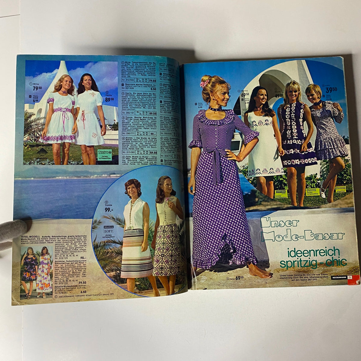 Interior page of the 1971 Neckermann Sommer Catalog showcasing various summer dresses worn by models in a vibrant outdoor setting.