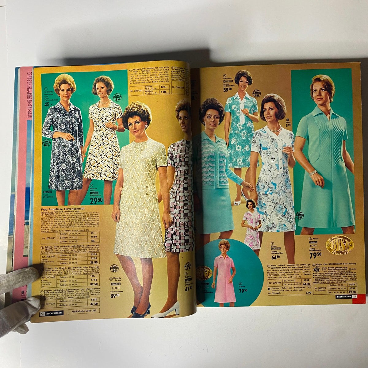 A double-page spread from the 1971 Neckermann Sommer Catalog presenting different styles of summer dresses in a colorful layout.