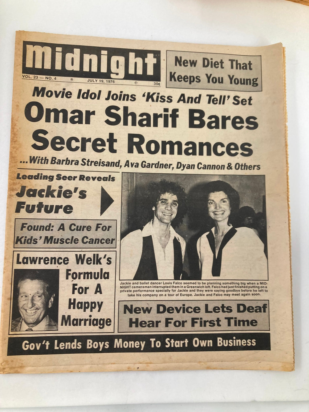 Cover of Midnight Tabloid July 19 1976 Vol 23 #4 featuring headlines including Omar Sharif's Secret Romances and Jackie Kennedy's Future. The magazine showcases notable names and topics like Barbra Streisand and Lawrence Welk.
