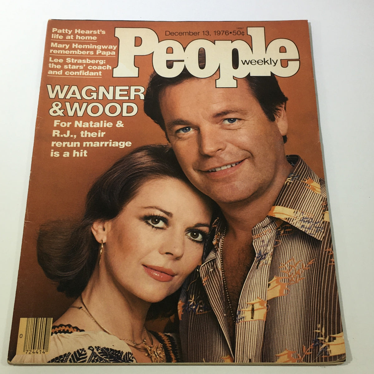 Cover of VTG People Weekly Magazine: December 13, 1976 featuring Natalie Wood and Robert Wagner. The magazine highlights the couple's relationship and includes articles about Hollywood from that era.