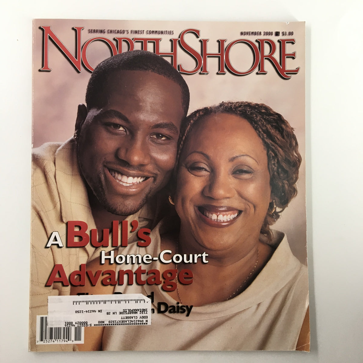 North Shore Magazine November 2000 cover featuring NBA Chicago Bulls player Elton Brand alongside Daisy, highlighting a Bull's home-court advantage.