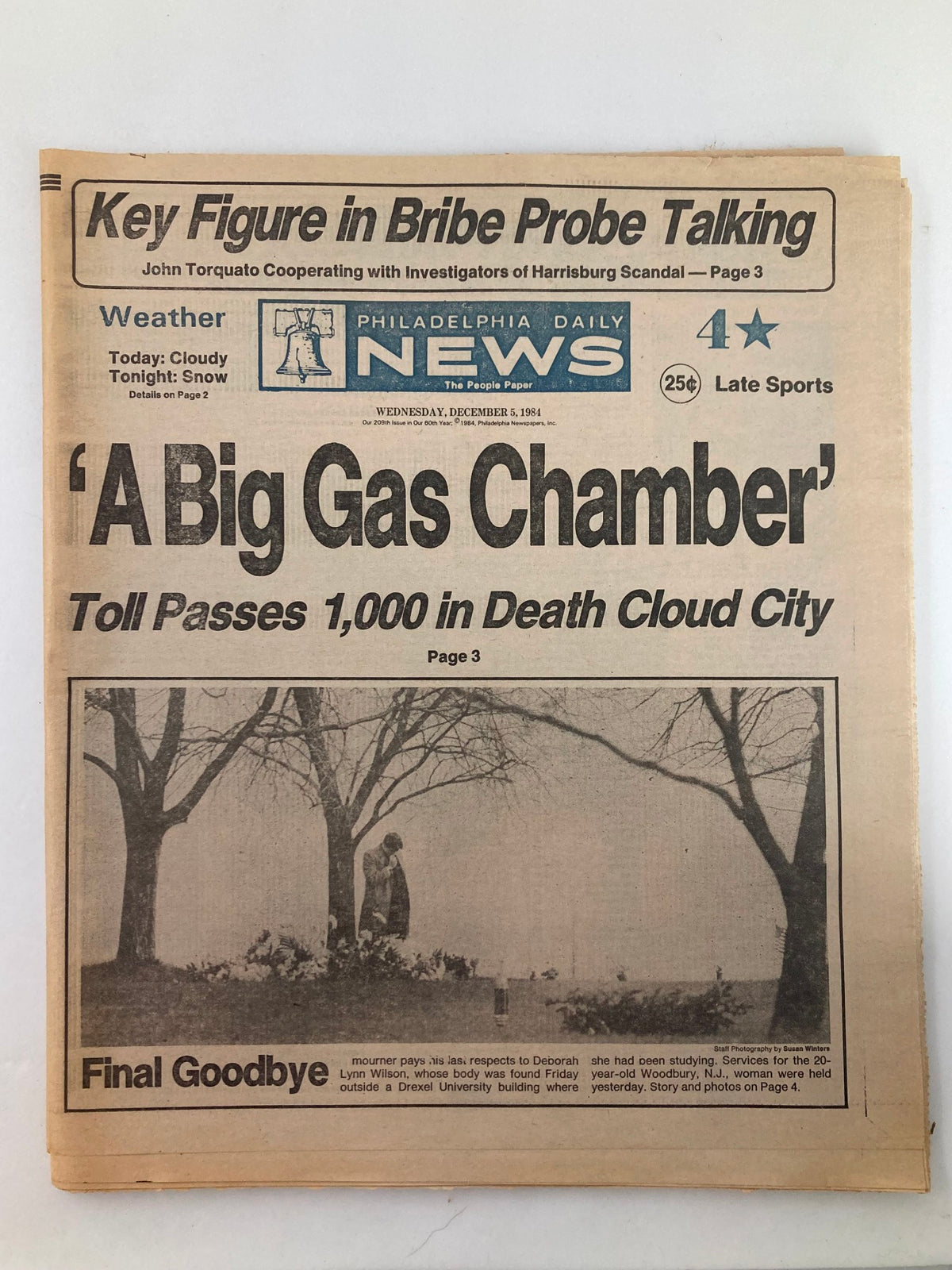 Philadelphia Daily News Tabloid December 5 1984 featuring the headline 'A Big Gas Chamber' with an article about the death toll passing 1,000 in Death Cloud City, with an accompanying image of a mourner paying respects.