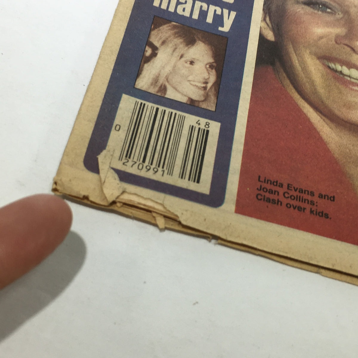 Back cover detail of VTG Globe Magazine November 30, 1982, Vol. 29 #48, showing barcode and additional headline 'Clash over kids' featuring Linda Evans and Joan Collins.