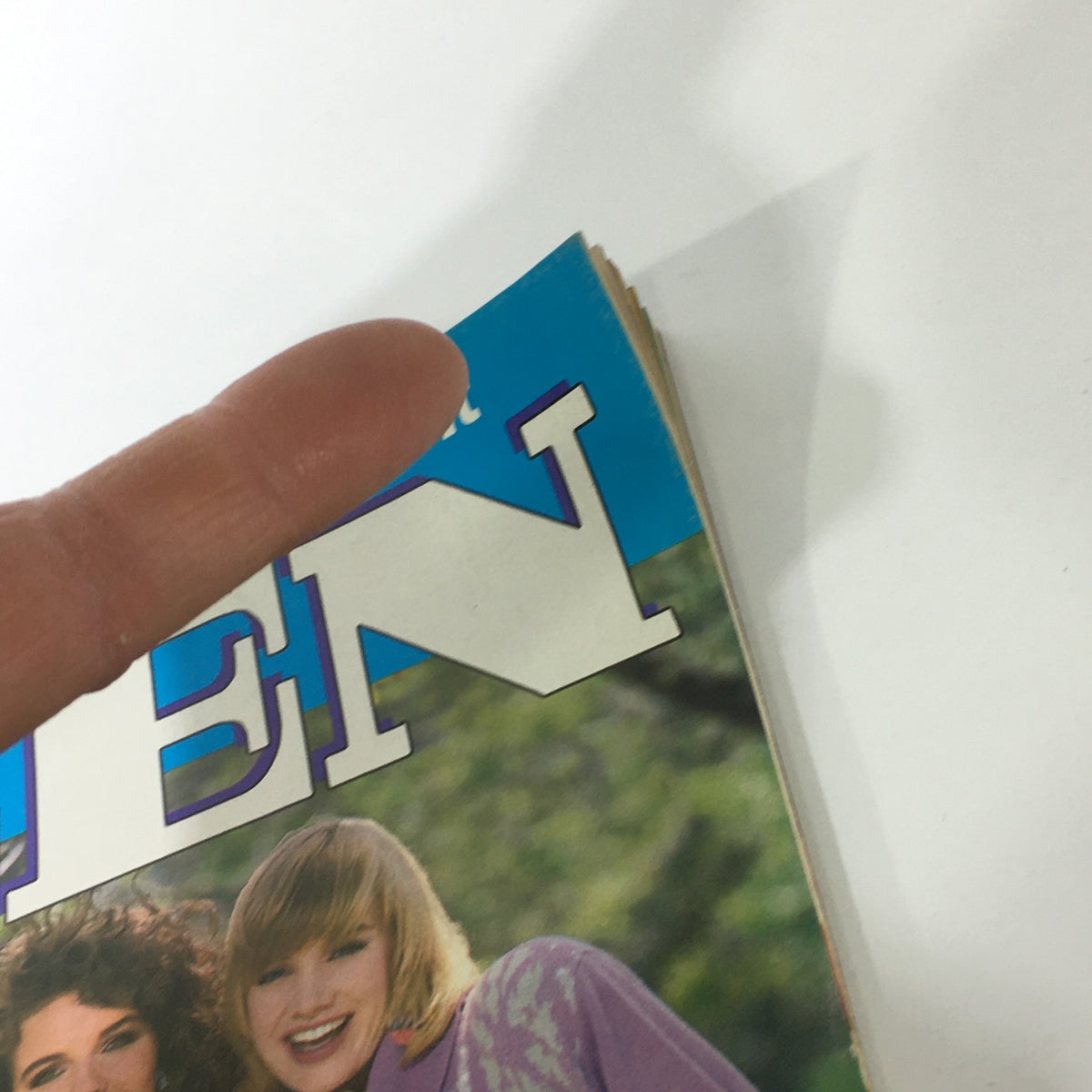 Cover of VTG Teen Magazine: August 1986 featuring two models, Yvette and Casey, with a finger pointing at the magazine title. Perfect collectible representing 1980s teenage culture.